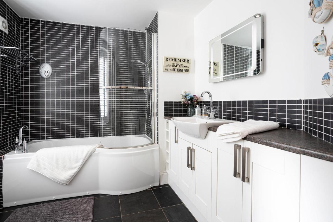 Finest Retreats - Lighthouse Cottage Rampside Екстер'єр фото